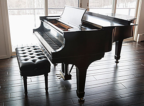 大钢琴,长椅,地面