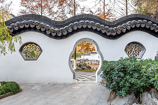 白墙灰瓦花门园林建筑,南京市长江观音景区