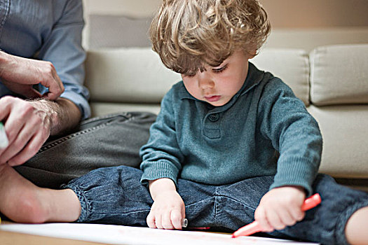 幼儿,男孩,坐在地板上,父亲,绘画,纸