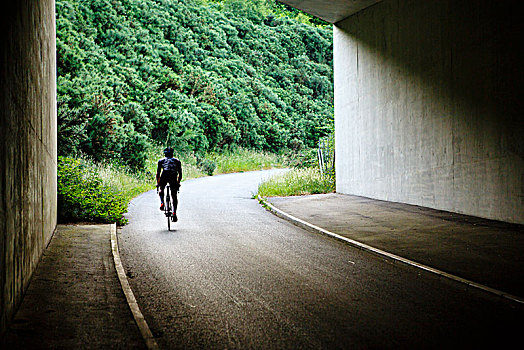 男性,骑车,骑自行车,道路,隧道