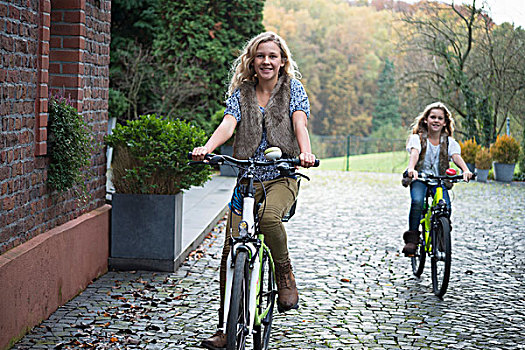 两个,姐妹,骑自行车,一起,公园