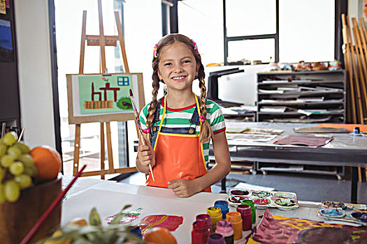 头像,高兴,女孩,拿着,上油漆,站立,书桌,艺术,教室