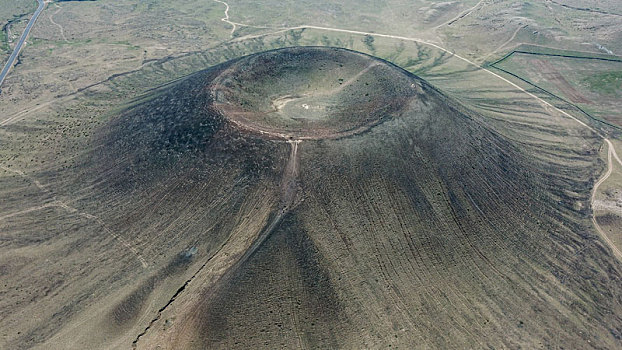 俯瞰乌兰察布察哈尔火山群火山口