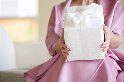 老年,女人,粉红裙,拿着,婚礼,礼物,正面,中间部分