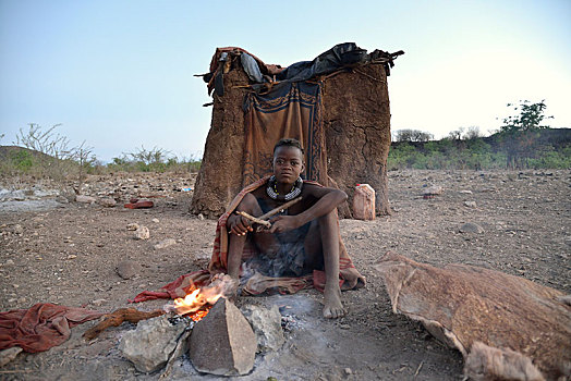 孩子,辛巴族,人,坐,营火,正面,小屋,卡奥科兰,纳米比亚,非洲