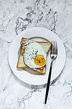 西式煎鸡蛋烤面包早餐