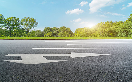 前景为空的道路地面和户外自然景观