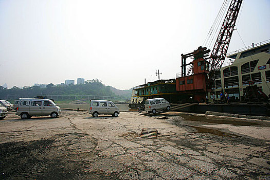 民熙号滚装船正在重庆港梁沱码头装载长安汽车