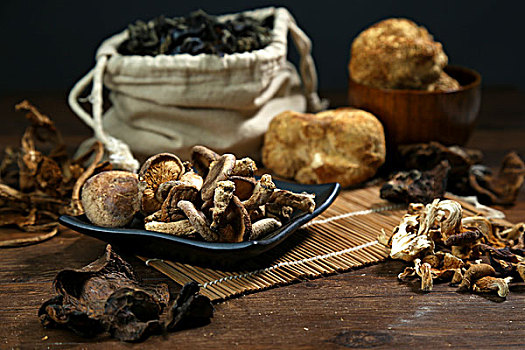各种山货蘑菇食用菌放在木桌上
