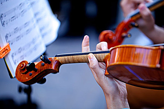 街头小提琴音乐表演