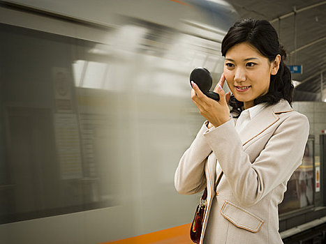 职业女性,地铁站台,微笑,张望,粉盒化妆镜