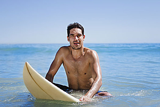 男人,坐,冲浪板,水中