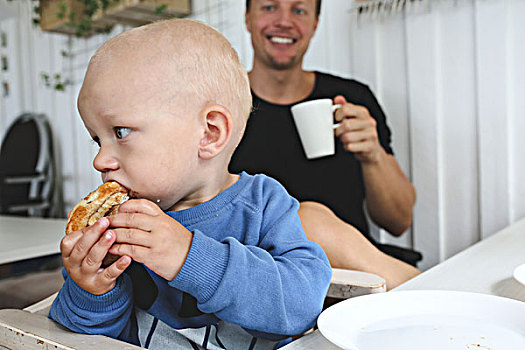 男婴,吃饭,面包