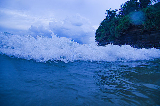 岩石,礁石,石头,岛礁,海岛,岛屿,雾,海,海滩,海面,海浪,海洋,水,大海,海水,海平面,蓝色,暗光,黄昏,无人,自然,壮观,美景,风景,风光,旅游