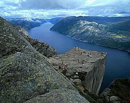 石头,游客,吕瑟峡湾,罗加兰郡,挪威,斯堪的纳维亚,欧洲