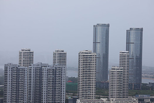 山东省日照市,一场大雨让暑气消退,蓝天白云与高楼大厦交相辉映