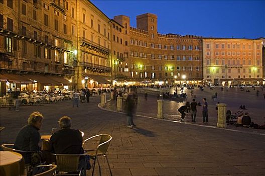 意大利,托斯卡纳,锡耶纳,游客,坐,户外,餐馆,桌子,围绕,坎波广场,中心,中世纪,广场