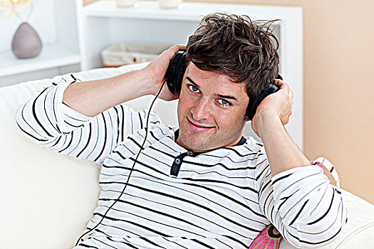 有趣,男人,听,音乐,耳机,坐,客厅
