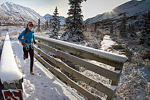 女人,越野跑,积雪,桥,上方,小路,楚加奇山,阿拉斯加
