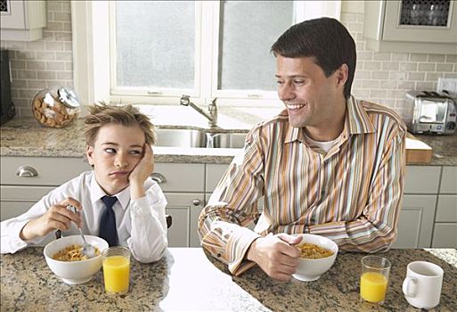 父子,吃早餐
