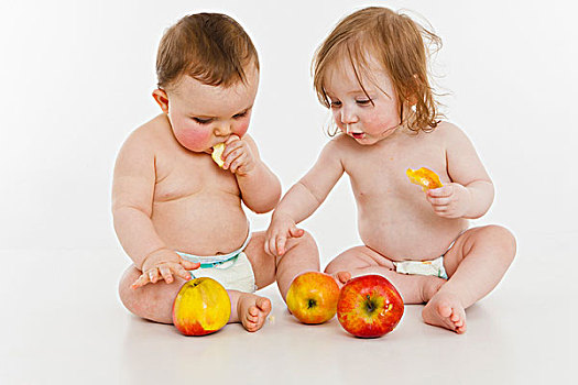 两个,女孩,坐,一起,吃,苹果