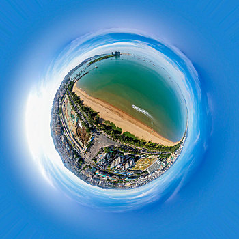 小行星视角航拍海南三亚湾旅游度假区海水浴场椰林沙滩球形全景图