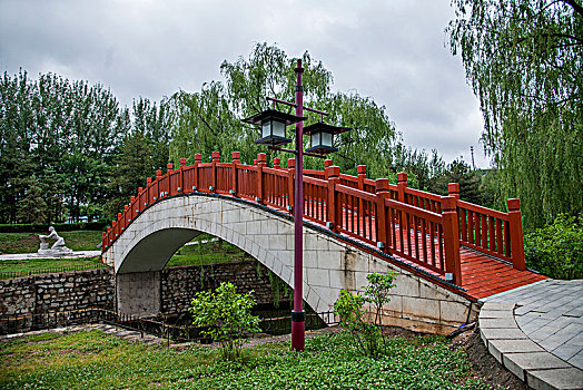 陕西延安黄帝陵印池公园拱桥