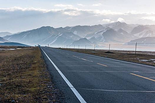 中国新疆高海拔戈壁雪山沥青公路