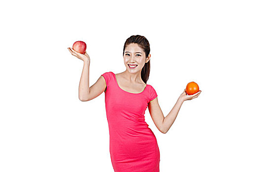 粉裙子女士拿着苹果和橙子