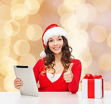 圣诞节,休假,科技,手势,人,概念,微笑,女人,圣诞老人,帽子,礼盒,平板电脑,电脑,展示,竖大拇指,上方,米色,背景