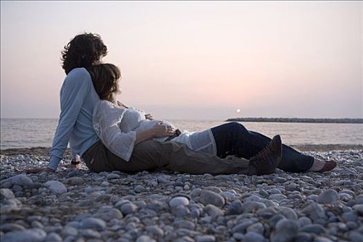 年轻,情侣,躺着,海滩,女人,怀孕,日落