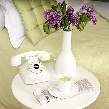 柠檬茶,花瓶,丁香,电话,报纸,床头柜