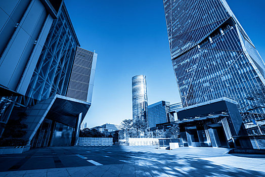 城市现代建筑办公楼和城市广场街道