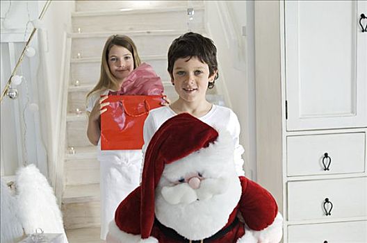 圣诞节,小男孩,拿着,毛绒玩具,圣诞老人,看镜头,姐妹,展示,背景,室内