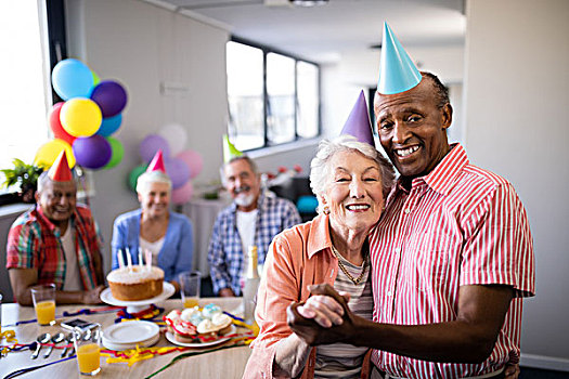 头像,老年,夫妻,穿,派对帽,站立,桌子,生日派对,朋友,背景