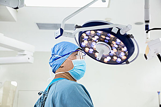 侧面视角,外科,戴着,手术口罩,玻璃,手术室