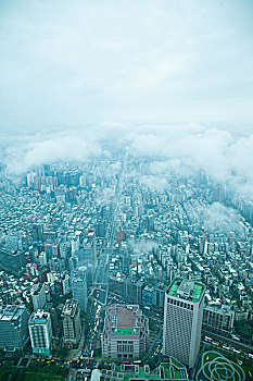 台湾台北市126大厦上眺望云雾中的台北市景