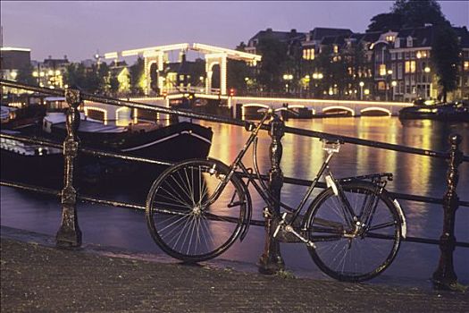 荷兰,阿姆斯特丹,自行车,靠近,运河,瘦桥,背景,日落