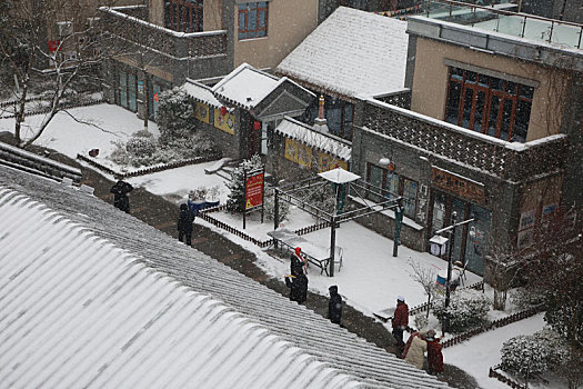 山东省日照市,游客踏雪逛美食街,感受不一样的元宵佳节
