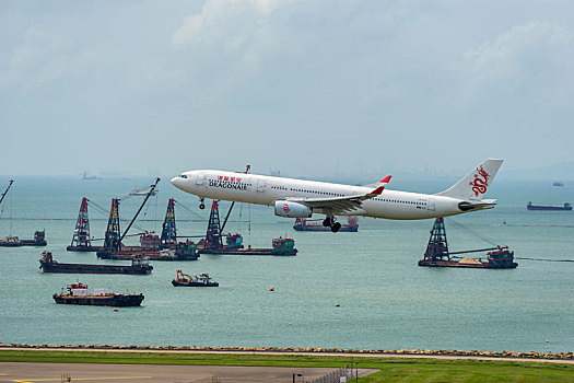 一架港龙航空的客机在降落在香港国际机场