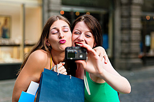 两个女人,朋友,购物,市区,彩色,购物袋,拍照