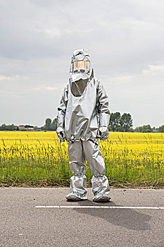 一个人,辐射,防护服,站立,正面,油菜,地点