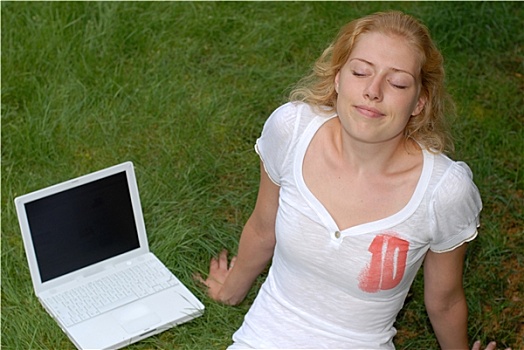 年轻,女人,笔记本电脑,草地