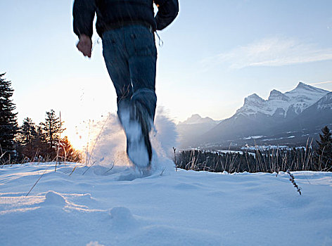 加拿大,艾伯塔省,班芙国家公园,男人,跑,雪,寒冷,白天