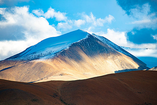 西藏阿里地区的雪山