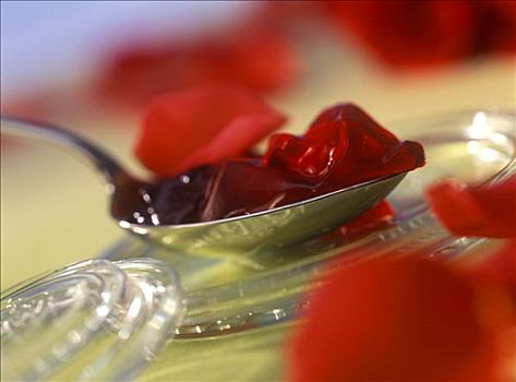 红浆果,玫瑰花瓣,胶冻,勺子