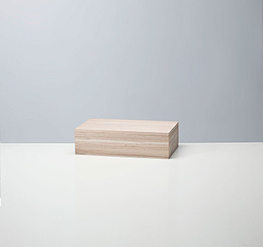 浅色背景前漂浮的木盒