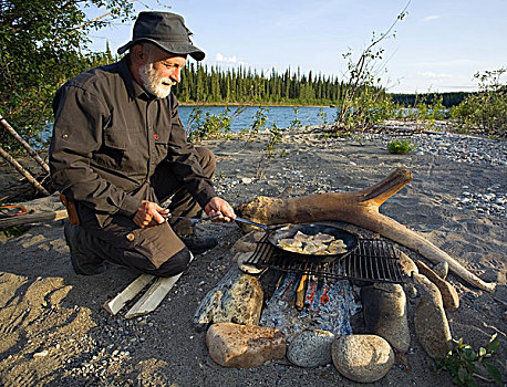 男人,烹调,油炸,鱼,肉片,露营,河,育空地区,加拿大