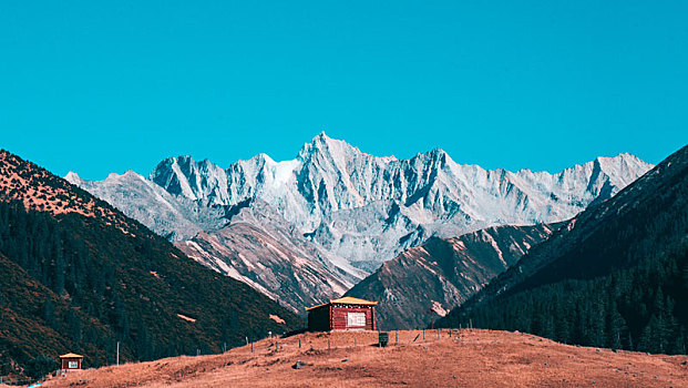雪山下的红房子