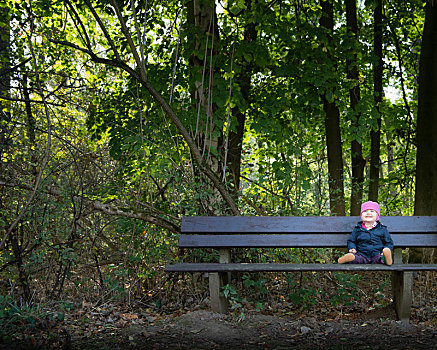 微笑,女婴,公园长椅,树林